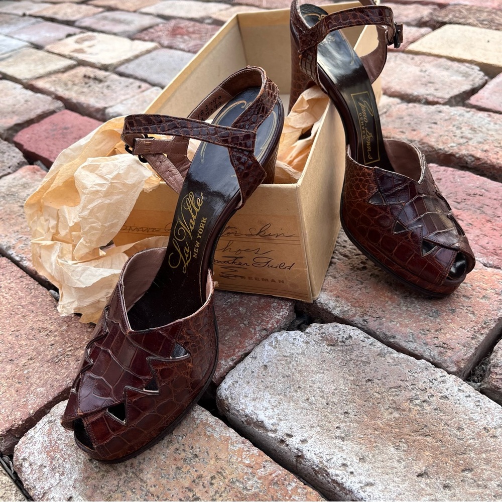 La valle New York vintage 1940’s brown alligator heels sz 7